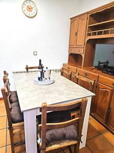 a kitchen with a table and a clock on the wall at Apartamento Logroño Ayuntamiento, centrico in Logroño +14 photos
