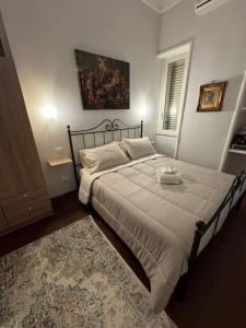een slaapkamer met een groot bed en een tapijt bij Milion's House Apartments in Salerno