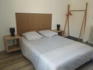 Postel nebo postele na pokoji v ubytování les oliviers