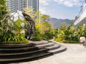 香港にあるThe Silveri Hong Kong - MGalleryの市街の階段と噴水のある庭園