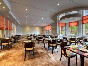 Um restaurante ou outro lugar para comer em Mövenpick Hotel Egerkingen