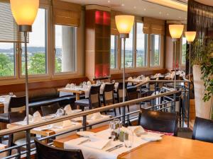 Um restaurante ou outro lugar para comer em Mövenpick Hotel Egerkingen