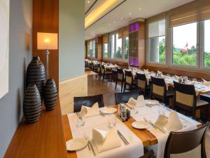Um restaurante ou outro lugar para comer em Mövenpick Hotel Egerkingen