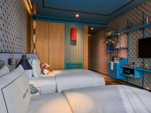 Voodi või voodid majutusasutuse 25hours Hotel Jakarta The Oddbird toas