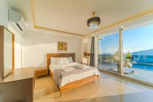 Un pat sau paturi într-o cameră la Stunning Sea View Luxury Villa in Kalkan