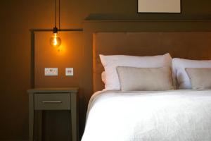 Voodi või voodid majutusasutuse Fiddle + Bow Hotel toas