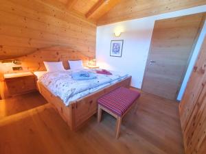 Giường trong phòng chung tại NaturLogis Allgäu - nachhaltige Ferienwohnung im Bio-Lehmhaus, allergikerfreundlich, Terrasse mit Bergblick, inkl Königscard