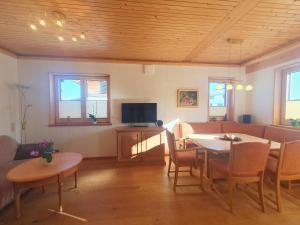 TV/trung tâm giải trí tại NaturLogis Allgäu - nachhaltige Ferienwohnung im Bio-Lehmhaus, allergikerfreundlich, Terrasse mit Bergblick, inkl Königscard