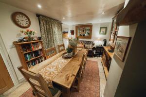 Χώρος καθιστικού στο Anglesey traditional 2 bedroom stone cottage with EV
