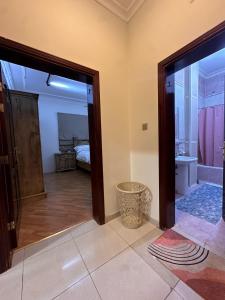 een badkamer met een glazen deur naar een slaapkamer bij شقق مفروشة 22 in Al Madinah +25 foto's