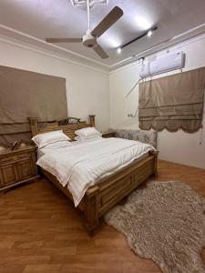 een slaapkamer met een groot bed en een ventilator bij شقق مفروشة 22 in Al Madinah