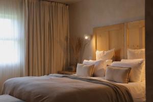 Una cama o camas en una habitación de Fiddle + Bow Hotel