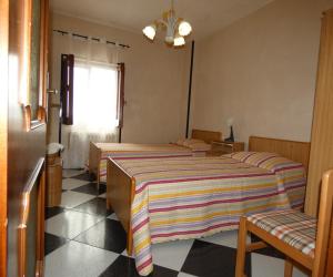 Una habitación de hotel con dos camas y una ventana. en La Casa dei Ricordi, en Tito