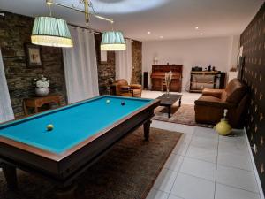 a living room with a pool table in it at La Moutonne des Landes de Lanvaux in Saint-Jacut-les-Pins