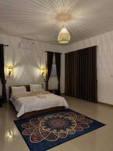 テテバトゥにあるJegeg Ayu Bungalows Lombokのベッドルーム1室(ベッド1台付)、