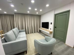 Μια τηλεόραση ή/και κέντρο ψυχαγωγίας στο Modern 2BR Apartment in Kathmandu Putalisadak 4