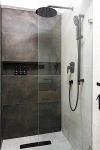 Ένα μπάνιο στο Modern 2BR Apartment in Kathmandu Putalisadak 4