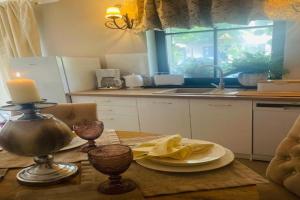 cocina con mesa, velas, platos y fregadero en Holiday home with sauna and whirlpool, en Lubin 22 fotos más