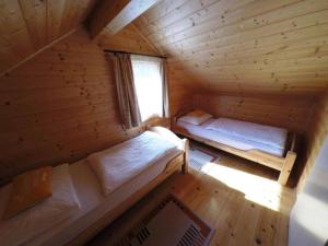 een uitzicht op twee bedden in een blokhut bij Holiday Home by Lake Ossiach & Ski Area in Tratten +24 foto's