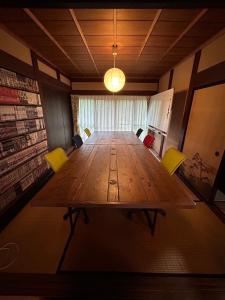YamakamiにあるGuest House DETARAMESOの椅子付きの部屋内の大きな木製テーブル +37枚の写真