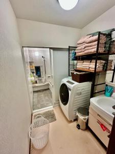 YamakamiにあるGuest House DETARAMESOのバスルーム(洗濯機、シャワー付)