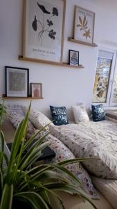 Postel nebo postele na pokoji v ubytování Josephine Apartment