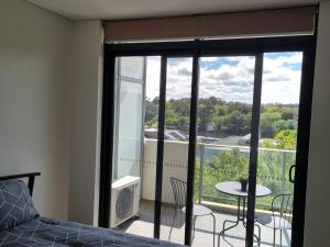 Modern 1 Bedroom apartment with Pool, Gym & Water Views的阳台或露台