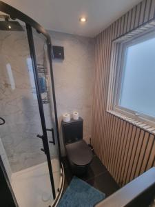 Ένα μπάνιο στο The bilton apartment +13 φωτογραφίες