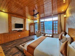 TV a/nebo společenská místnost v ubytování KAMNA HILL RESORT a Boutique cottages