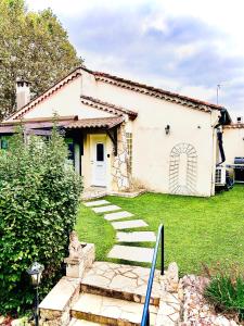a house with a pathway leading to a yard at Villa avec Spa & Sauna, Évasion in Béziers