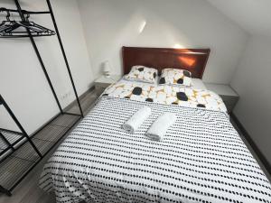 Cama ou camas em um quarto em Appartement Bes,, Attique neuf avec confort