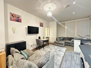 a living room with a couch and a table at De'Parys - Sleeps 6! Great for large group of people in Bedford