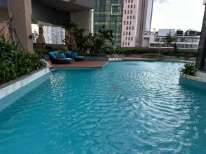 ein Swimmingpool mitten in einem Gebäude in der Unterkunft Colombo luxury two bedroom Apartments Trizen in Colombo