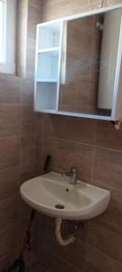 a bathroom with a sink and a mirror at Стаи за гости Пансионът на Роуз Вълшебната ми Кръстница in Chernomorets +20 photos