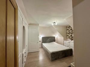 una piccola camera da letto con un letto e una cassettiera di Ann Cottage Retreat in Aberdeen ad Aberdeen