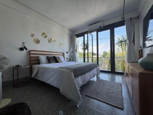 En eller flere senge i et værelse på Siri Designer 3-Storey Townhouse with Garden and Luxury Amenities