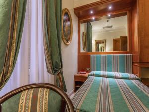 Postel nebo postele na pokoji v ubytování Raeli Hotel Luce