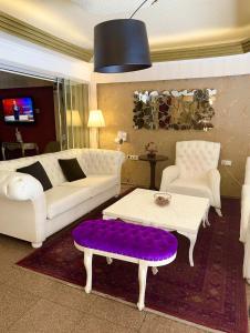 TV a/nebo společenská místnost v ubytování Lucid Hotel