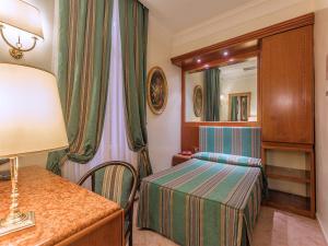 Postel nebo postele na pokoji v ubytování Raeli Hotel Luce