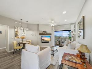 Una sala de estar con muebles blancos y una mesa. en Saguaro #202 Fountain Hills, en Fountain Hills