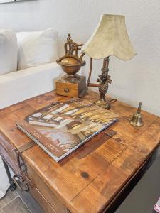 una mesa con una lámpara y un libro sobre ella en Saguaro #202 Fountain Hills, en Fountain Hills