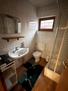 Ένα μπάνιο στο Haus am Widder in Baiersbronn-Obertal +10 φωτογραφίες