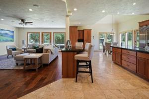 Kuchyň nebo kuchyňský kout v ubytování Dara Oaks 5br 3 5bath