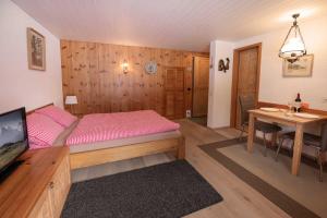 Ένα ή περισσότερα κρεβάτια σε δωμάτιο στο MOM - Alpine Boutique Apartments, Grindelwald gletscher, Eiger View Terrace Studio