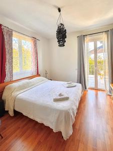 a bedroom with a bed with two towels on it at Paradiso Nascosto del Lago Maggiore in Colazza