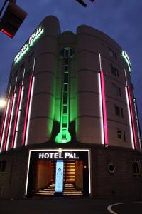 un edificio de hotel con un letrero de neón en él en Hotel PAL (Adult Only), en Tokio