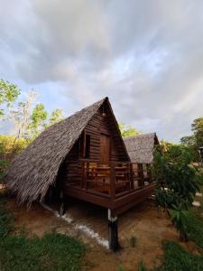 a small hut with a thatched roof at Phu Aunna in Ko Phayam