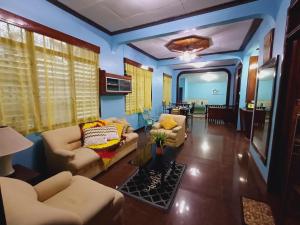 un soggiorno con divani e una sala da pranzo di MJ Homestay a Coron