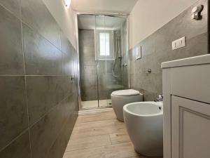 ein Badezimmer mit Dusche, Toilette und Waschbecken in der Unterkunft Il Villino Lido Spina - Monolocale 2 persone in Lido di Spina