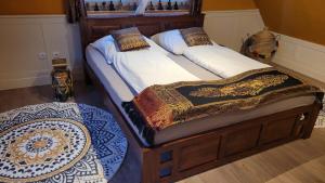 A bed or beds in a room at In der alten Gärtnerei B&B